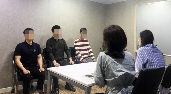 사진1 : 에이플러스 스피치에서 공기업 모의면접을 받고 있는 수강생들