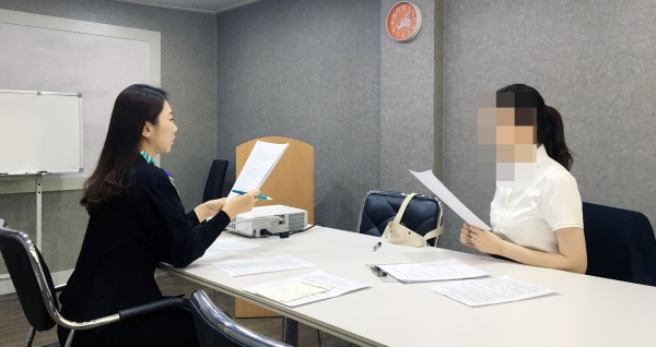 사진2 : 공기업에 지원한 수강생이 면접 개별 피드백을 받는 모습