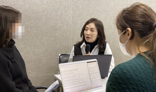 사진4 : 실전 모의면접 결과를 바탕으로 면접 전문가에게 개별 피드백을 받는 모습