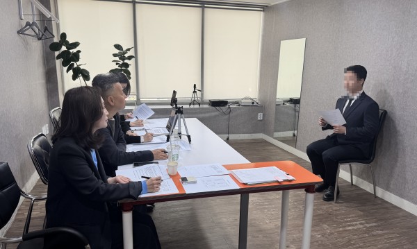 실전 모의면접을 진행하면서 개별 맞춤 피드백을 받고 있는 장면