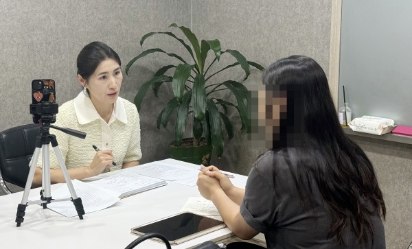 이직을 위해 면접컨설팅을 받고 있는 장면