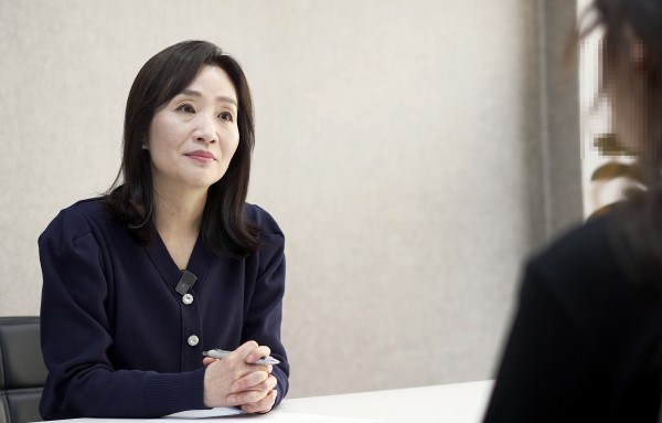 사회복지사 이직면접을 위해 면접컨설팅을 받는 모습