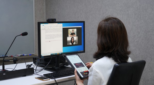 면접컨설팅 학원이 강남 에이플러스 스피치에서 면접컨설팅을 하는 모습
