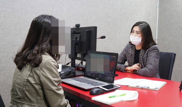 1대 1 면접컨설팅 수업을 받고 있는 모습